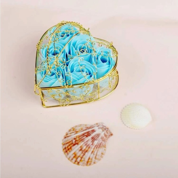 Six piece, artificial Rose and heart shaped box. - Picture 1 of 4